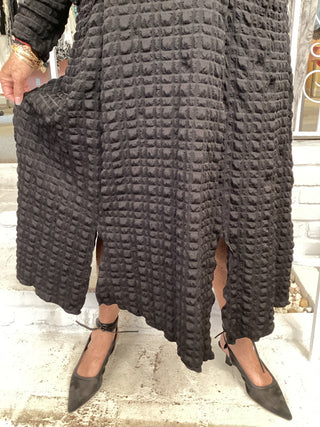 TEXTURED SLEEVED DRESS - BLACK