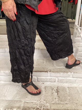 CRINKLE SLIT PANT - BLACK