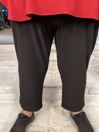 NARROW SHORT PANT - BLACK