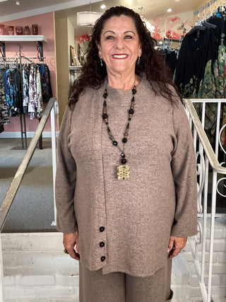 FLEECE BUTTON TOP - BROWN