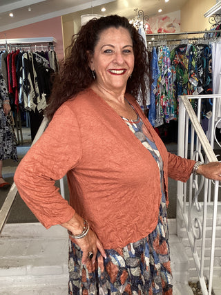 CRINKLE SHORT CARDI - RUST