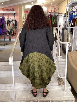 DOT PUCKER DRESS - BLK/GREEN