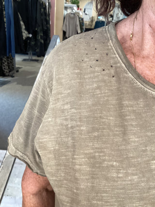 DISTRESSED TEE - OLIVE